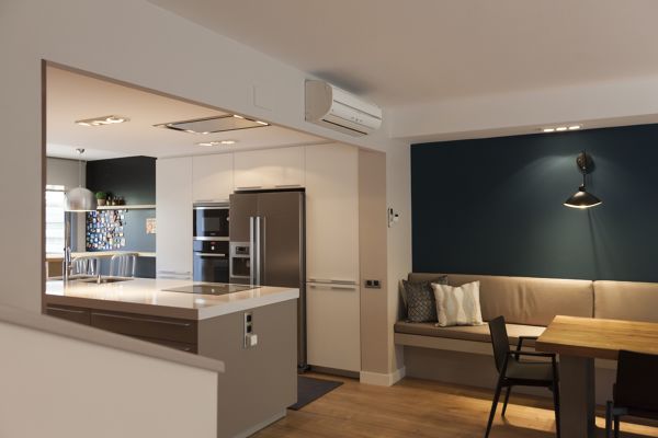 salon-conectado-con-la-cocina-con-split-de-aire-acondicionado-3349169